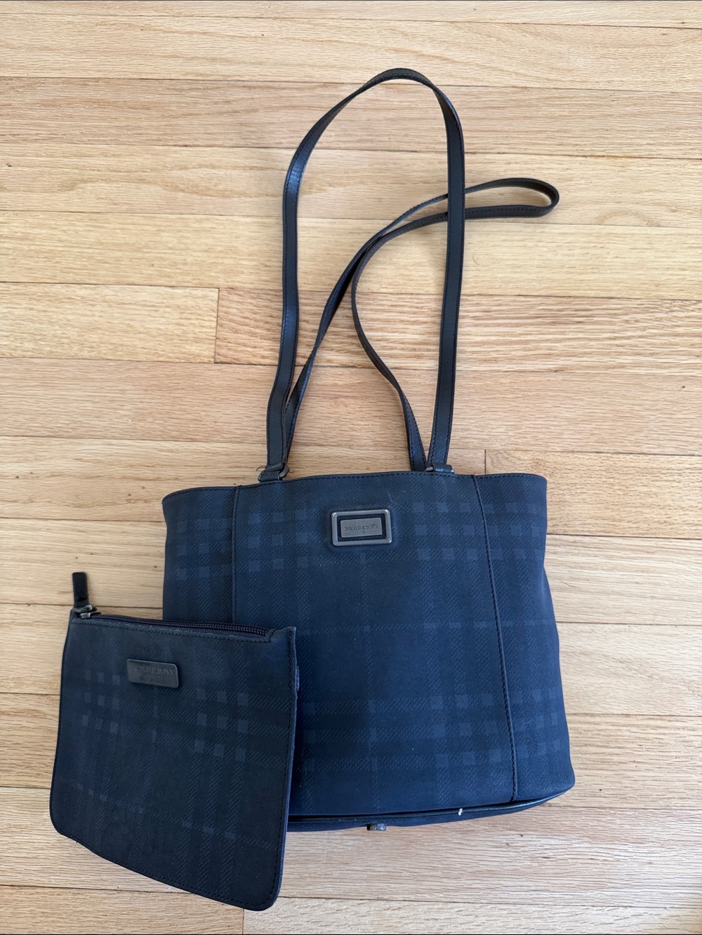 Elegant Vintage Burberry Black Plaid Shoulder Bag with Detachable Pouch - Picture 2 of 7